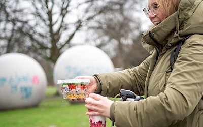 Bieten Sie Ihren Kunden das Glas-Mehrweggeschirr an.