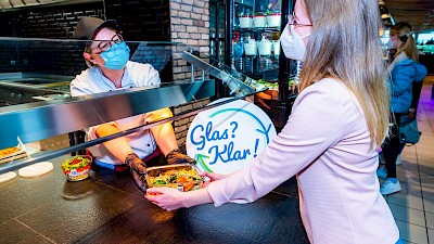 Glasschale wird ausgeliehen