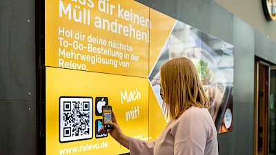 Einfach den Code scannen und Glas-Mehrweggeschirr abholen