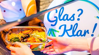 Glasschale wird überreicht