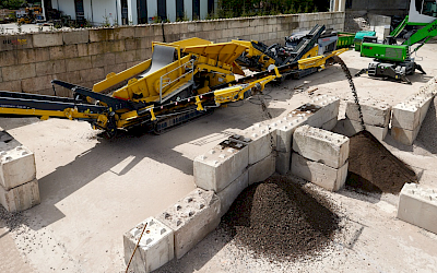 Büscher Betonwerk / ehemaliges Abbruchmaterial wird sortiert