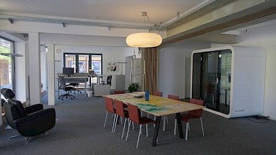 Open Space mit Telefonbox