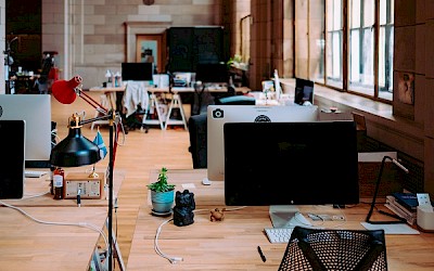 Bürotische und Bildschirme