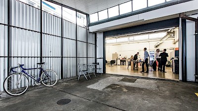 In einem Makerspace findest du neben Schreibtischen auch Werkzeuge