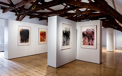 Ein Blick in die Ausstellung von Hermann Nitsch auf Burg Vischering