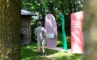Bei der Exkursion geht es auf den Lyrikweg in Havixbeck.
