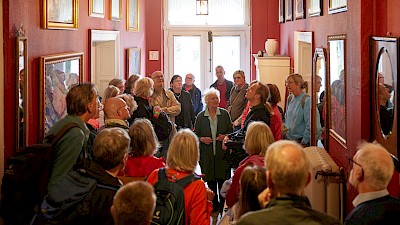 Prof. Line Kossolapow führt die Besucher der Landpartie am Haus Vortlage durch ihr Anwesen.
