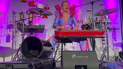 Maija Kauhanen zeigte im FARB in Borken, wie viel Power eine Ein-Frau-Band haben kann.