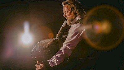 Antti Paalanen bracht mit seinen Elektro-Akkordeonbeats sowohl das Publikum in der Dobermannscheune in Altenberge als auch in Schloss Nordkirchen zum Tanzen.