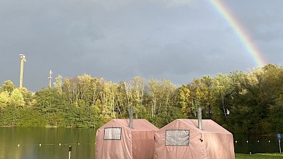 Regenbogen über den Saunen beim finnischen Wandertag in Neuenkirchen.