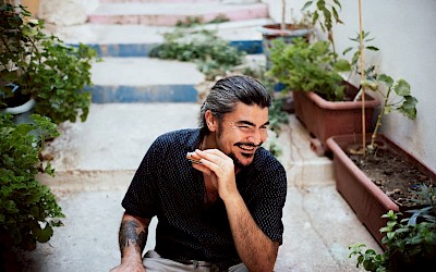 Marcos Coll spielt ein Picknickkonzert an der Burg Vischering.