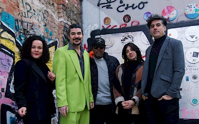 Marcos Coll spielt ein Picknickkonzert an der Burg Vischering.