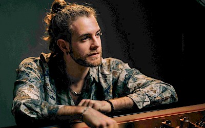 Andrés Barrios tritt gemeinsam mit der Tänzerin Carmen Young Peréz beim Münsterland Festival part 13 in Stroetmanns Fabrik in Emsdetten auf.