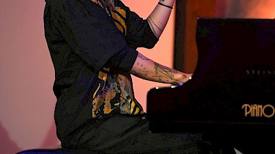 Clara Peya spielte ein fantastisches, emotionales Konzert auf Burg Vischering