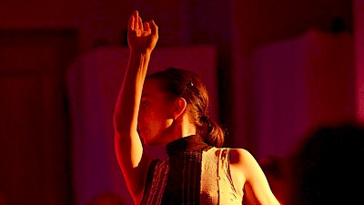 Tänzerin Melanie López López beim Konzert mit Mélodie Gimard auf Schloss Raesfeld
