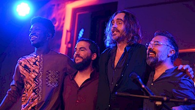 Donnernder Applaus für Momi Maiga und seine Band zum Festivalabschluss auf Burg Vischering