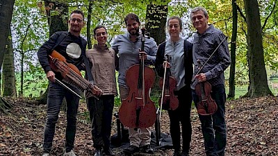 Das Alos Quartet mit Melanie Lopez Lopez bei der Landpartie in Havixbeck - sie performten mitten im Wald in einem Bombenkrater