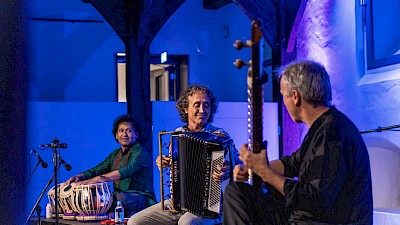 Niti Biswas, Luciano Biondini und Klaus Falschlunger verbanden Sitar, Perkussion und Akkordeon.