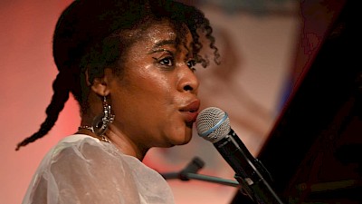 Große Stimme mit großen Emotionen: Afra Kane