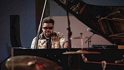 Pianist Amaro Freitas brachte brasilianisches Feuer in der Veranstaltungsaal der Burg Vischering.