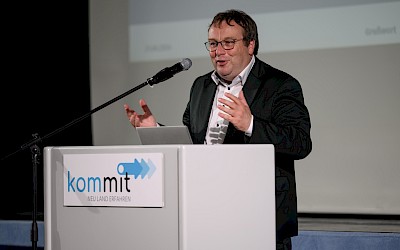 Minister Oliver Krischer beim Abschlusslaborbericht