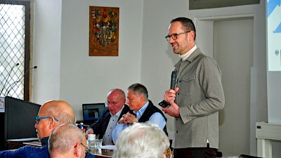 Bürgermeister Mertens begrüßt die Interessierten in der Burg Lüdinghausen