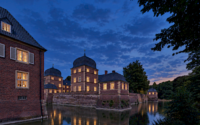 Blick auf Schloss Ahaus zur Blauen Stunde