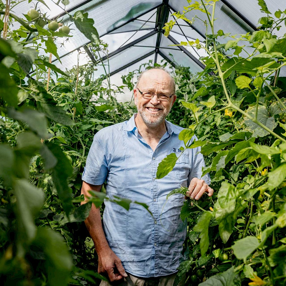 Hij weet hoe hij met planten moet werken: Heinz-Josef Heuckmann in zijn kas.