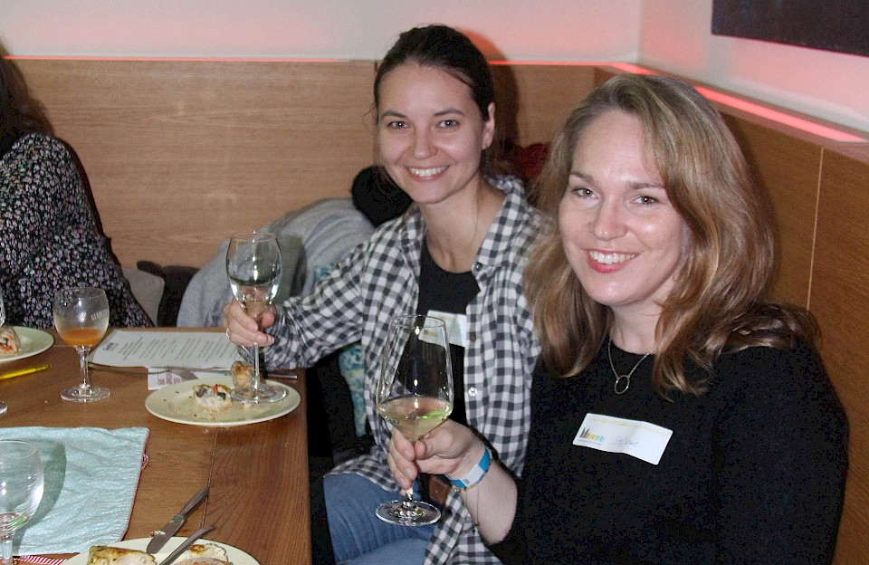 Kennenlernen bei Essen und Wein: Viola Riedhammer (l.) und Stefanie Weide genossen den ersten Teil des Willkommensevents in der Bäckerei Geelink in Vreden.