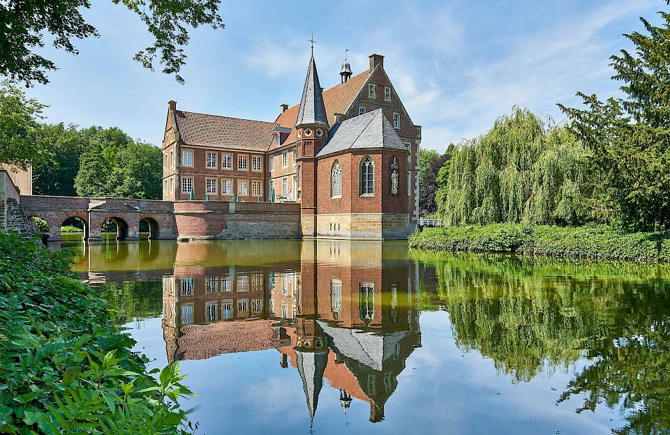 Die Schlösser und Burgen im Münsterland bieten den Gästen im Münsterland spannende Ausflugsziele. Eine davon ist die Burg Hülshoff in Havixbeck.