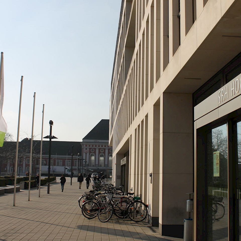 Blick auf ein Campusgebäude der SRH Hochschule.