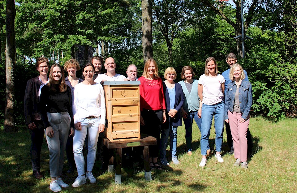 Das Team am Standort FMO freut sich über die gemeinsame Bienenpatenschaft