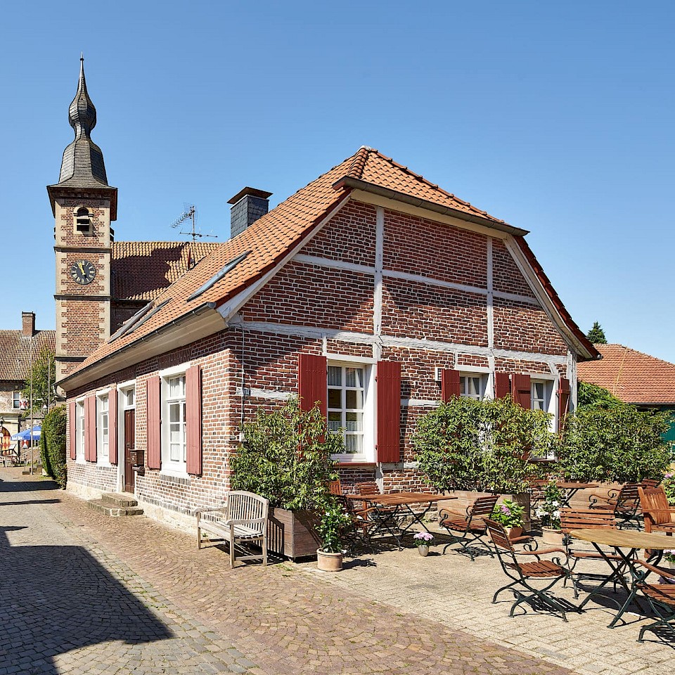 Er zijn veel cafés rond kasteel Raesfeld.