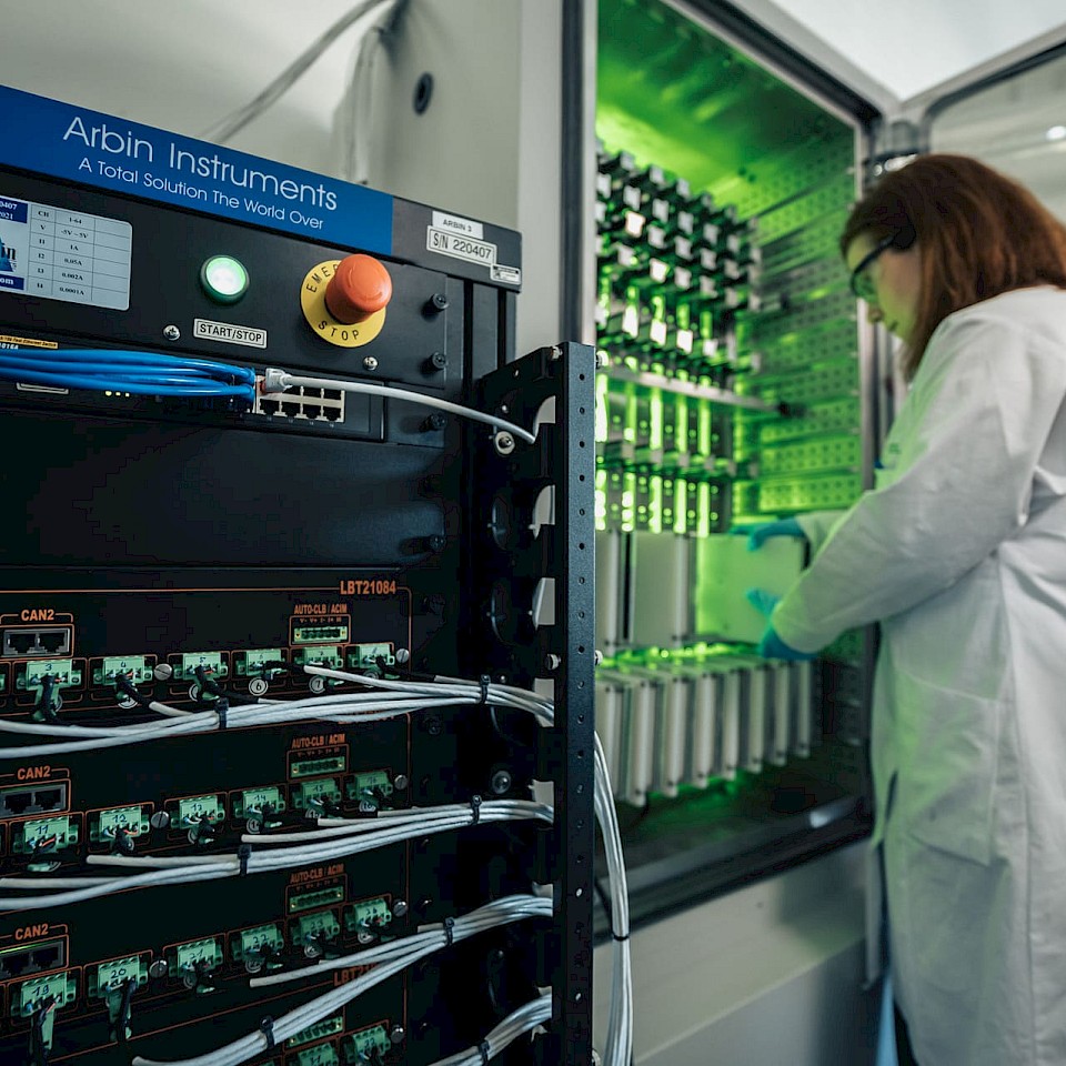 In the laboratory, E-Lyte develops customised electrolytes for batteries.